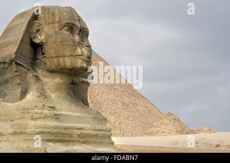 Die Sphinx bewacht die Pyramiden auf dem Gizeh-Plateau in Kairo, Ägypten. Stockfoto