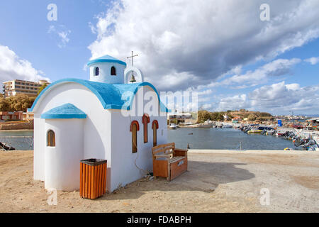 Ein Blick auf eine Kirche in der Nähe der Stadt Chania auf der griechischen Insel Kreta. Stockfoto