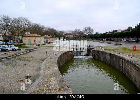 Anlegestelle in der Nähe von Carcassonne Bahnhof im winter Stockfoto