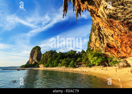 Thailand, Krabi. Phra Nang Beach und Höhle. Stockfoto