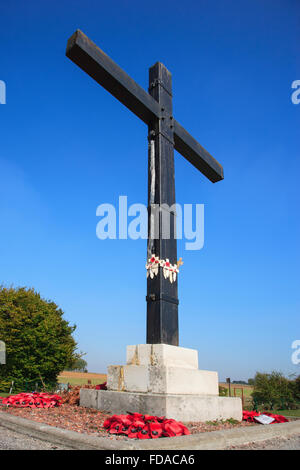 Weltkrieg 1 Friedhofskreuz Mohnblumen Memorial ww1 Stockfoto