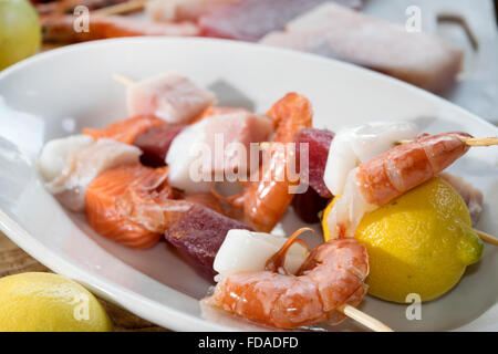 Fisch-Spieße mit Thunfisch, Lachs, Tintenfisch und Garnelen Stockfoto