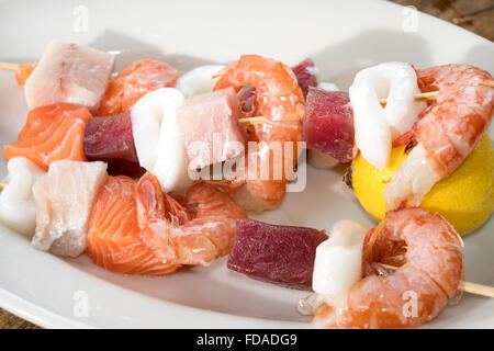 Fisch-Spieße mit Thunfisch, Lachs, Tintenfisch und Garnelen Stockfoto