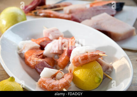 Fisch-Spieße mit Thunfisch, Lachs, Tintenfisch und Garnelen Stockfoto