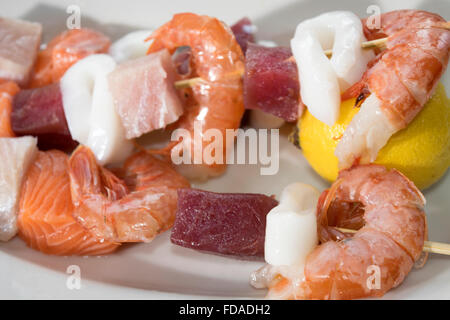 Fisch-Spieße mit Thunfisch, Lachs, Tintenfisch und Garnelen Stockfoto