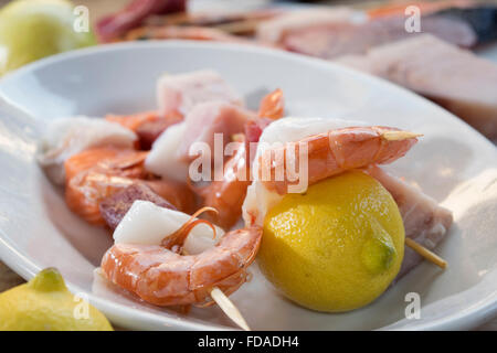 Fisch-Spieße mit Thunfisch, Lachs, Tintenfisch und Garnelen Stockfoto