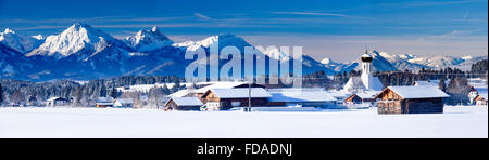 ländliche Panorama-Landschaft in Bayern im Winter mit Schnee Stockfoto