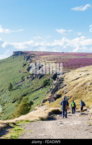 Wanderer auf langen Damm bei Stanage Edge, ein Gritstone Böschung auf der Derbyshire Yorkshire Grenze, Peak District, England, UK Stockfoto