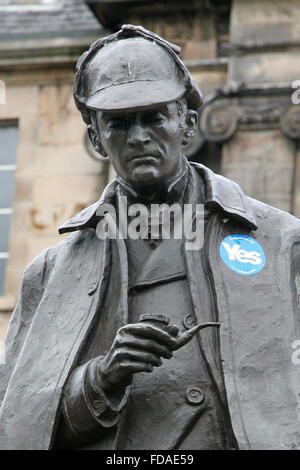 Sherlock Holmes Statue in Edinburgh (Geburtsort von Autor, Sir Arthur Conan Doyle) während die schottische Unabhängigkeit Volksabstimmung sporting ein Ja Aufkleber Stockfoto