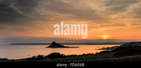 Untergehende Sonne über St Michaels Mount, Mounts Bay, Cornwall Stockfoto