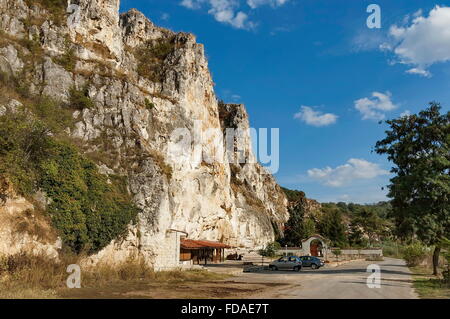 Der Eingang des Klosters Rock "St Dimitrii des Basarbovo". Bulgarien er finden in das malerische Tal der Rusenski Lom Stockfoto