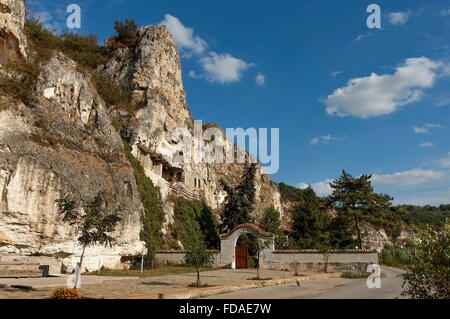 Der Eingang des Klosters Rock "St Dimitrii des Basarbovo". Bulgarien er finden in das malerische Tal der Rusenski Lom Stockfoto