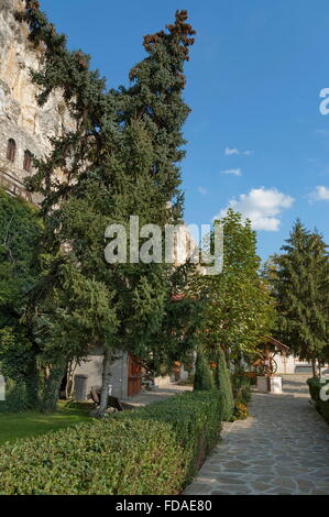 Hof des Klosters Rock "St Dimitrii des Basarbovo" mit Unentschieden-gut. Finde es im malerischen Tal des Rusenski Lom Stockfoto