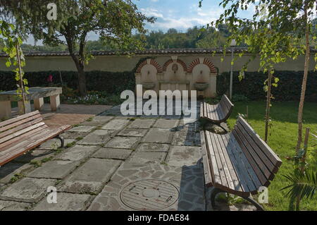 Brunnen im Kloster Rock "St Dimitrii des Basarbovo", Bulgarien finden sie im malerischen Tal des Flusses Rusenski Lom Stockfoto