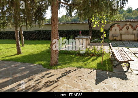 Brunnen im Kloster Rock "St Dimitrii des Basarbovo", Bulgarien finden sie im malerischen Tal des Flusses Rusenski Lom Stockfoto