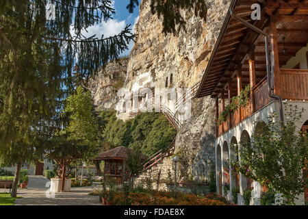 Hof des Klosters Rock "St Dimitrii des Basarbovo" mit Unentschieden-gut. Finde es im malerischen Tal des Rusenski Lom Stockfoto