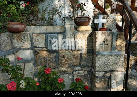 Rock-Kloster 'St. Dimitrii von Basarbovo' - Hof. Innenansicht. Finde es im malerischen Tal des Flusses Rusenski Lom. Stockfoto