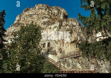 Der Eingang des Klosters Rock "St Dimitrii des Basarbovo". Bulgarien er finden in das malerische Tal der Rusenski Lom Stockfoto