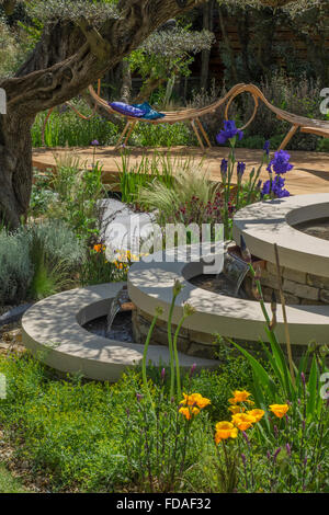 Zeitgenössische Asche Sitzmöbel auf eine Holzterrassen.  Royal Bank of Canada Garten von Matthew Wilson entworfen.  RHS Chelsea flower show Stockfoto