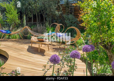 Zeitgenössische Asche Sitzmöbel auf eine Holzterrassen.  Royal Bank of Canada Garten von Matthew Wilson entworfen.  RHS Chelsea flower show Stockfoto