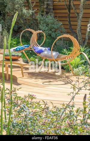 Zeitgenössische Asche Sitzmöbel auf eine Holzterrassen.  Royal Bank of Canada Garten von Matthew Wilson entworfen.  RHS Chelsea flower show Stockfoto