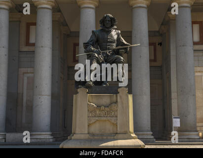 Eine Statue des spanischen Malers Velázquez in der Natur des El Museo del Prado, Madrid, Spanien Stockfoto