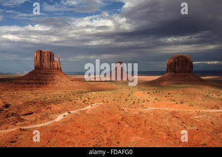 Felsformationen Sie, West Mitten Butte, East Mitten Butte und Merrick Butte Valley Drive vor, nach dem Sturm, Wolken, Abend Stockfoto