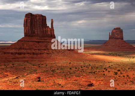 Felsformationen, West Mitten Butte und East Mitten Butte, nach dem Sturm, Wolken, Abendlicht, Monument Valley Navajo Tribal Park Stockfoto