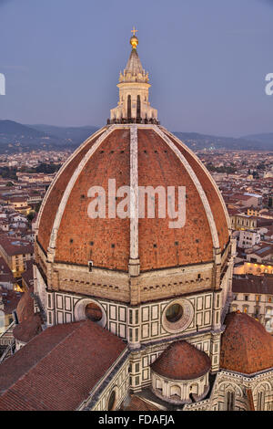 Kathedrale von Florenz, Kuppel mit Altstadt im Abendlicht, Florenz, Toskana, Italien Stockfoto