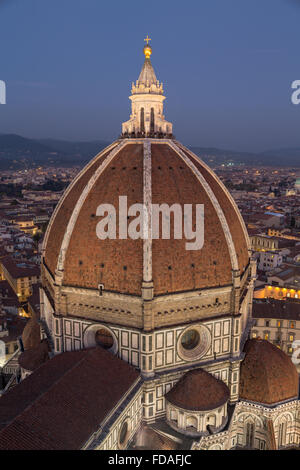 Kathedrale von Florenz, Kuppel mit historischen Zentrum in der Abenddämmerung, Florenz, Toskana, Italien Stockfoto