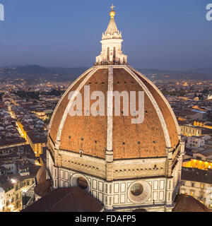 Kathedrale von Florenz, Kuppel mit historischen Zentrum in der Abenddämmerung, Florenz, Toskana, Italien Stockfoto