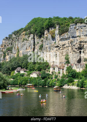 Ausflugsboote und Kajaks auf dem Fluss Dordogne, La Roque-Gageac, Aquitaine, Frankreich Stockfoto