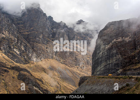 Tod Straße in Nebel, North yungas Road, in der Nähe von La Cumbre Pass, yungas Straße zwischen La Paz und coroico, Bolivien Stockfoto