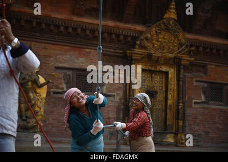 29. Januar 2016 - Lalitpur, Nepal - Frauen Arbeiter ziehen ein Seil als den Wiederaufbau der Taleju Temple ist im Umbau, nachdem die Schäden durch das Erdbeben von 25. April 2015 im Mul Chowk, Patan, Lalitpur am Freitag, dem 29. Januar 16 ausgelöst. Die Taleju Tempel wurde zu Ehren der weiblichen Gottheit royal, Taleju Bhawani gebaut. Es wurde während der Regierungszeit von König Shree Niwas Malla 1667 erbaut. (Kredit-Bild: © Skanda Gautam über ZUMA Draht) Stockfoto