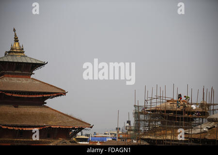 29. Januar 2016 - Lalitpur, Nepal - Arbeiter führen Bauarbeiten auf Taleju-Tempel, der Wiederaufbau nach den Schaden ausgelöst durch das 25. April 2015-Erdbeben am Freitag, dem 29. Januar 16 von Mangal Bazar, Patan, Lalitpur gesehen wird. Die Taleju Tempel wurde zu Ehren der weiblichen Gottheit royal, Taleju Bhawani gebaut. Es wurde während der Regierungszeit von König Shree Niwas Malla 1667 erbaut. (Kredit-Bild: © Skanda Gautam über ZUMA Draht) Stockfoto