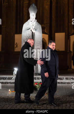 Wroclaw, Polen. 29. Januar 2016. Der deutsche Wirtschaftsminister Sigmar Gabriel (l, SPD) und der Bürgermeister von Breslau, Rafal Dutkiewicz, legen Blumen am Denkmal Kominek, die der Brief der polnischen Bischöfe an ihre deutschen Kollegen vom 18. November 1965 mit dem Autor den Brief Kardinal Boleslaw Kominek, in Wroclaw/Breslau, Polen, 29. Januar 2016 steht. Gabriel ist auf eine ein-Tages-Ausflug nach Polen besuchen die Städte Warschau und Breslau. Foto: Bernd von Jutrczenka/Dpa/Alamy Live News Stockfoto