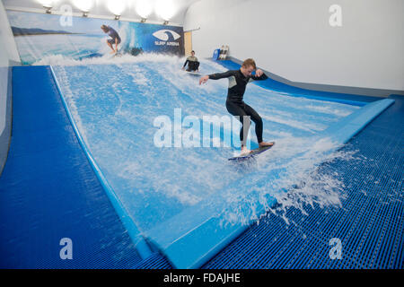 Prag, Tschechische Republik. 29. Januar 2016. Surf-Arena, Gebäude mit künstlichen Wellen zum Surfen für 50 Millionen Kronen wurde in Letnany in Prag, Tschechische Republik, 29. Januar 2016 eröffnet. Die Ausstellung der Europäischen Champions für die Öffentlichkeit findet hier am Samstag und Menschen können auch versuchen, zu surfen. © Vit Simanek/CTK Foto/Alamy Live-Nachrichten Stockfoto