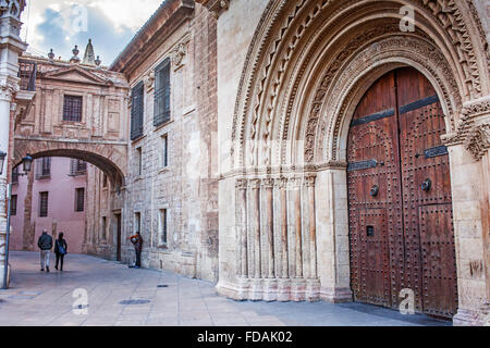 Torbogen in der Calle De La Barchilla und Fassade der Kathedrale, Rückseite der Kathedrale, Valencia, Spanien. Stockfoto