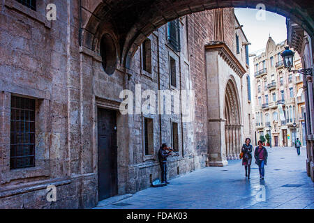 Torbogen in der Calle De La Barchilla und Fassade der Kathedrale, Rückseite der Kathedrale, Valencia, Spanien. Stockfoto