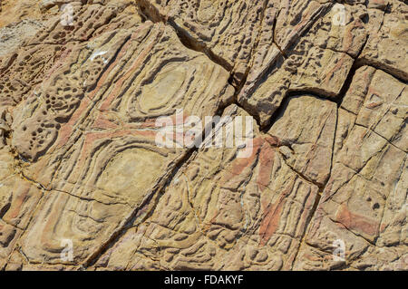 Nature's Picasso? Ein Full Frame in der Nähe der Felsformation Muster an der Küste von Griechenland. Stockfoto