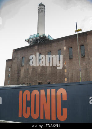 einer der Battersea Power Station Schornstein mit einem Brett einsteigen mit dem Wort Ikone, London UK Stockfoto