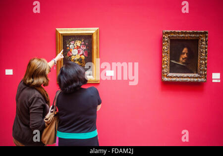 Besucher, die gerade ein Gemälde. Auf der linken Seite "Vase´ von Juan Van Der Hamen. Auf der rechten Seite "selbst Portrait´ von Diego Velazquez (1599-1660). Museu Stockfoto