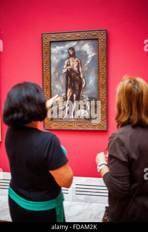 Besucher, die gerade eine Malerei.'Saint John Baptist´by El Greco (Doménikos Theotokópoulos). Museum of Fine Arts.Valencia, Spanien. Stockfoto