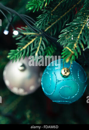 Festliche Dekorationen an einem Baum hängen Stockfoto