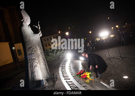 Wroclaw, Polen. 29. Januar 2016. Der deutsche Wirtschaftsminister Sigmar Gabriel (l, SPD) und der Bürgermeister von Breslau, Rafal Dutkiewicz, legen Blumen am Denkmal Kominek, die der Brief der polnischen Bischöfe an ihre deutschen Kollegen vom 18. November 1965 mit dem Autor den Brief Kardinal Boleslaw Kominek, in Wroclaw/Breslau, Polen, 29. Januar 2016 steht. Gabriel ist auf eine ein-Tages-Ausflug nach Polen besuchen die Städte Warschau und Breslau. Foto: Bernd von Jutrczenka/Dpa/Alamy Live News Stockfoto