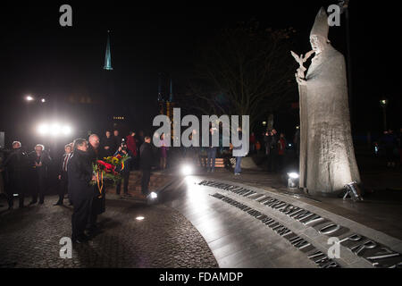 Wroclaw, Polen. 29. Januar 2016. Der deutsche Wirtschaftsminister Sigmar Gabriel (l, SPD) und der Bürgermeister von Breslau, Rafal Dutkiewicz, legen Blumen am Denkmal Kominek, die der Brief der polnischen Bischöfe an ihre deutschen Kollegen vom 18. November 1965 mit dem Autor den Brief Kardinal Boleslaw Kominek, in Wroclaw/Breslau, Polen, 29. Januar 2016 steht. Gabriel ist auf eine ein-Tages-Ausflug nach Polen besuchen die Städte Warschau und Breslau. Foto: Bernd von Jutrczenka/Dpa/Alamy Live News Stockfoto