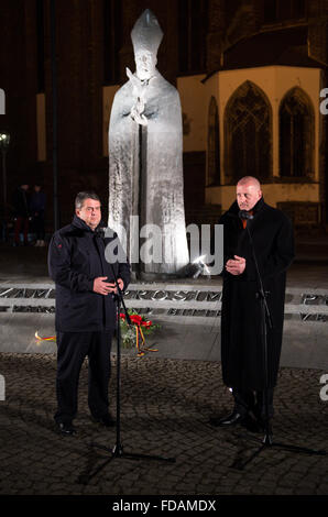 Wroclaw, Polen. 29. Januar 2016. Der deutsche Wirtschaftsminister Sigmar Gabriel (l, SPD) und der Bürgermeister von Breslau, Rafal Dutkiewicz, legen Blumen am Denkmal Kominek, die der Brief der polnischen Bischöfe an ihre deutschen Kollegen vom 18. November 1965 mit dem Autor den Brief Kardinal Boleslaw Kominek, in Wroclaw/Breslau, Polen, 29. Januar 2016 steht. Gabriel ist auf eine ein-Tages-Ausflug nach Polen besuchen die Städte Warschau und Breslau. Foto: Bernd von Jutrczenka/Dpa/Alamy Live News Stockfoto