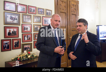 Wroclaw, Polen. 29. Januar 2016. Der deutsche Wirtschaftsminister Sigmar Gabriel (R, SPD) und Bürgermeister von Breslau, Rafal Dutkiewicz (l) bei einem Treffen in Wroclaw, Polen, 29. Januar 2016. Gabriel ist auf eine ein-Tages-Ausflug nach Polen besuchen die Städte Warschau und Breslau. Foto: Bernd von Jutrczenka/Dpa/Alamy Live News Stockfoto