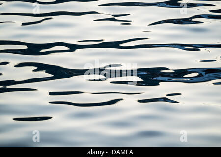 Sich wiederholende mehrere Muster reflektiert einen ruhigen Mittelmeer Wasseroberfläche Stockfoto