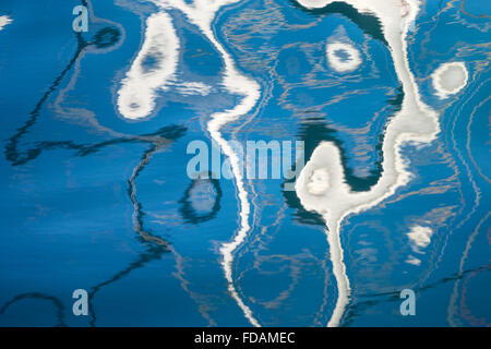 mehrere farbige farbige Muster, die eine ruhige mediterrane Wasseroberfläche reflektiert Stockfoto